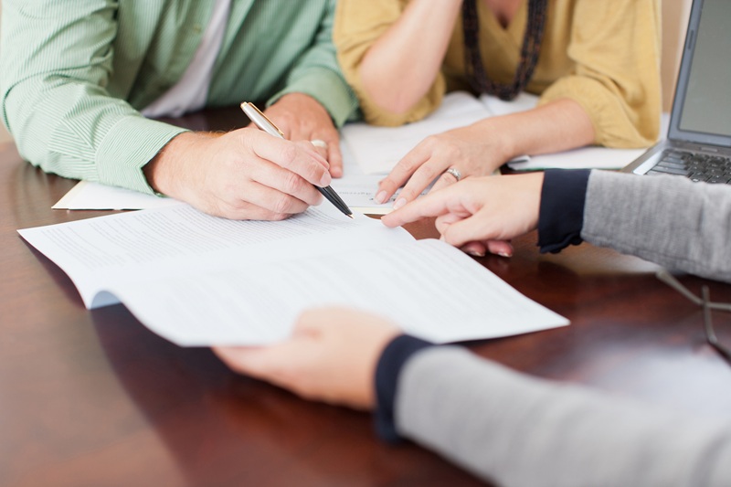 couple-signing-contract