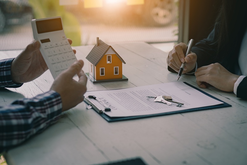 real-estate-professionals-offer-their-clients-contracts-to-discuss-home-purchases